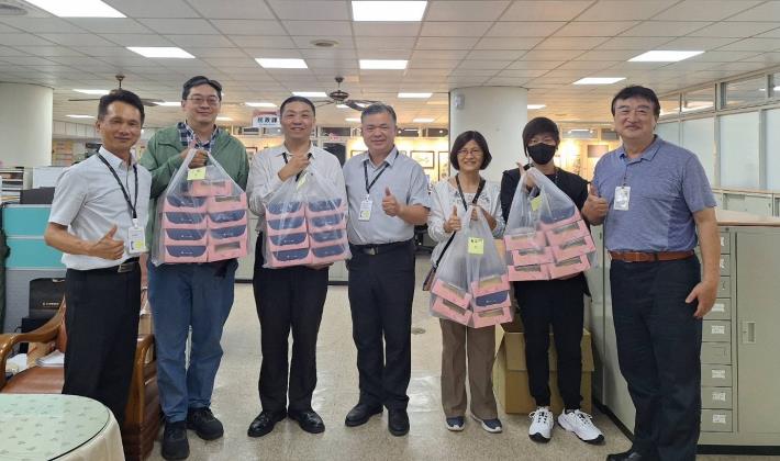 區長特別代表黃市長贈送同仁母親節蛋糕