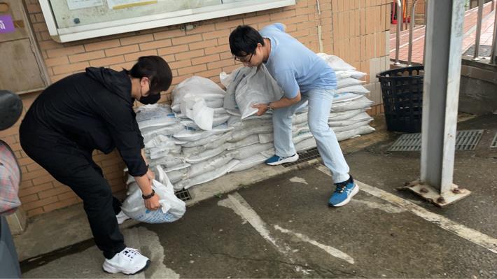 各聯合里辦公處受理民眾領取沙包