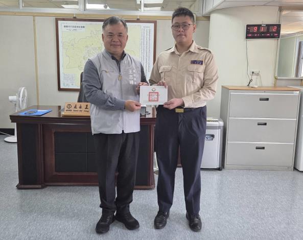 替代役男蔡秉樺退伍區長頒發退役證明書