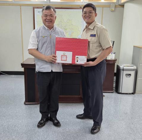 區長王志峰頒發退役證明書並致贈紀念品