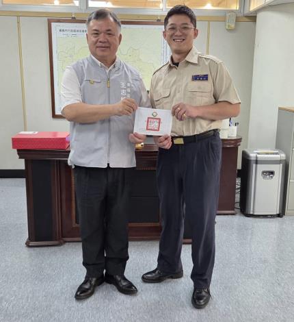 區長王志峰頒發「退役證明書」