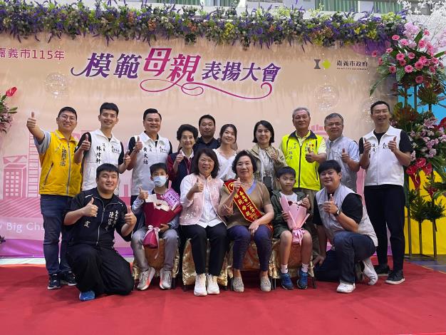 市長與模範母親黃張金碧家族合影