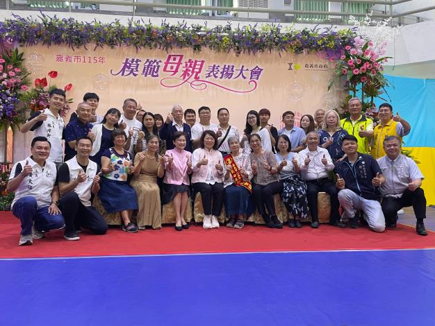 市長與模範母親蔡吳寶鏡家族合影