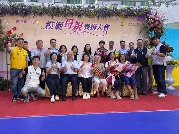 市長與模範母親楊李宜珍家族合影