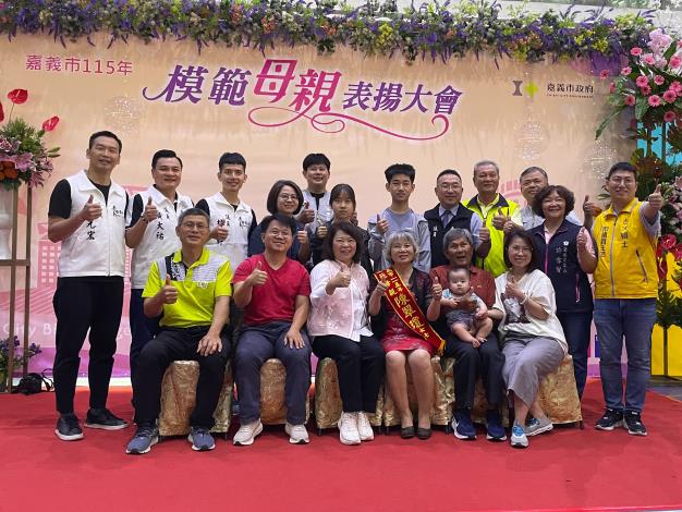 市長與模範母親陳翠瓊家族合影
