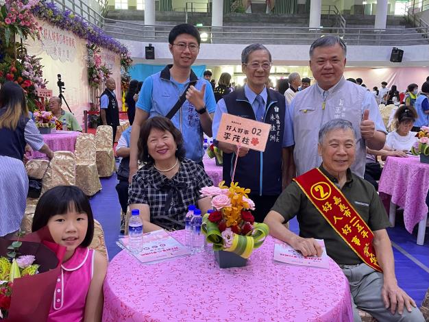 區長王志峰與好人好事代表李茂柱家族合影