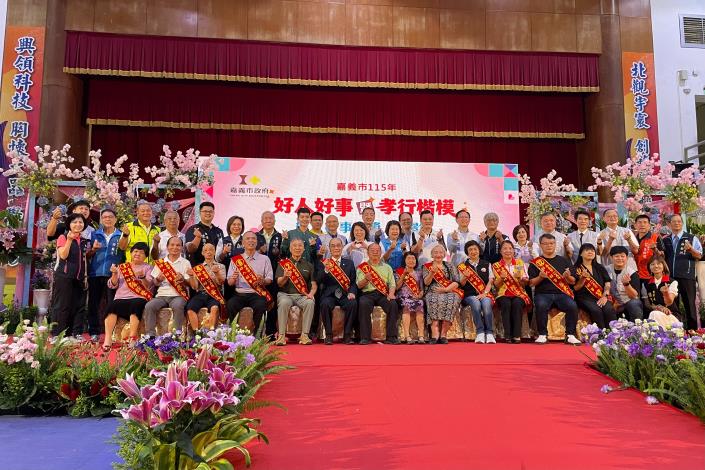 市長黃敏惠與好人好事代表合影