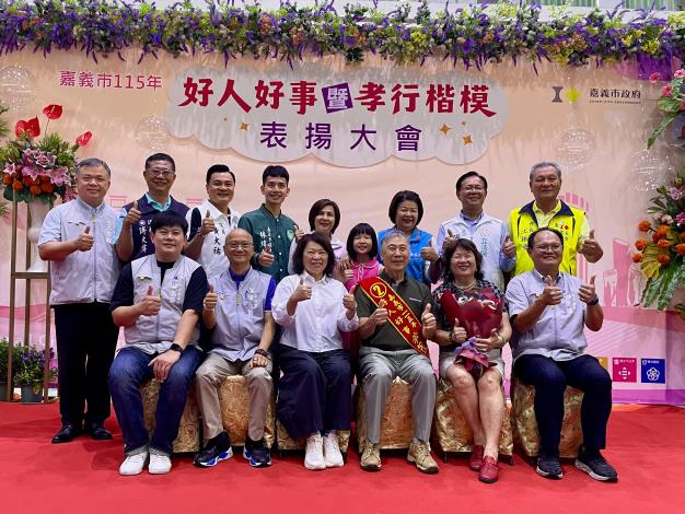 市長黃敏惠與好人好事代表李茂柱家族合影