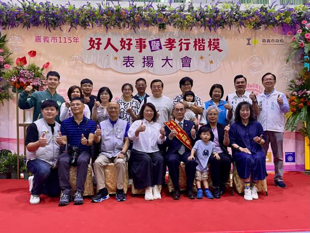 市長黃敏惠與好人好事代表王顯榮家族合影