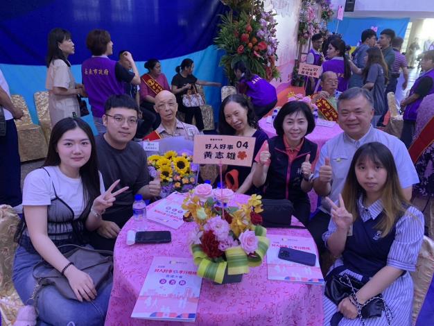 區長王志峰與好人好事代表黃志雄家族合影