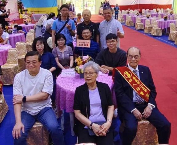 區長王志峰與好人好事代表王顯榮家族合影