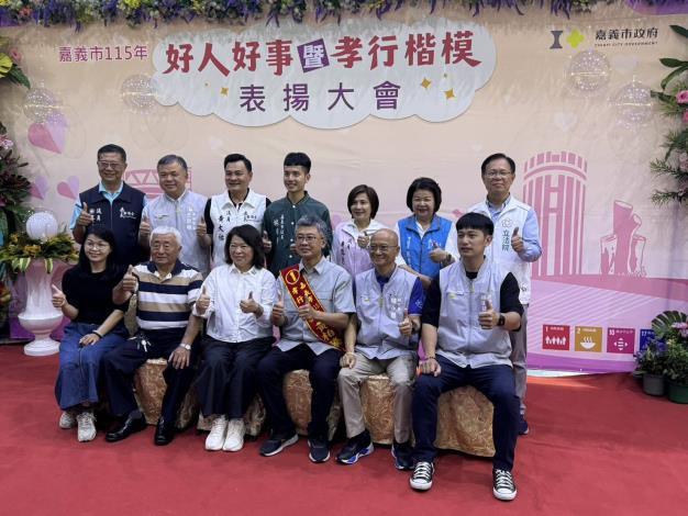 市長黃敏惠與孝行楷模黃柏騰家族合影