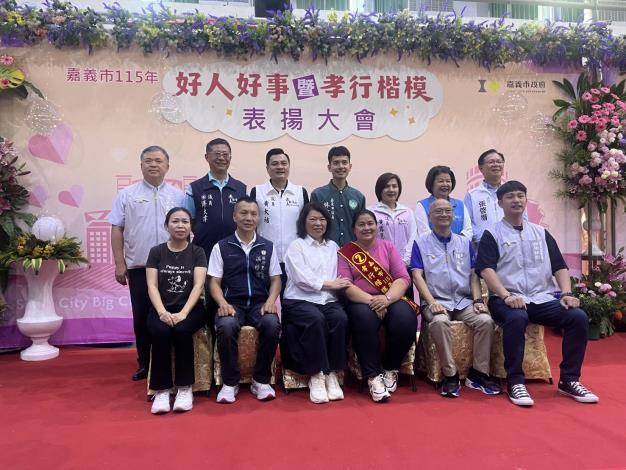 市長黃敏惠與孝行楷模阮虹兒家族合影