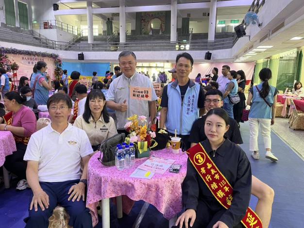 區長與孝行楷模蘇紀延合影