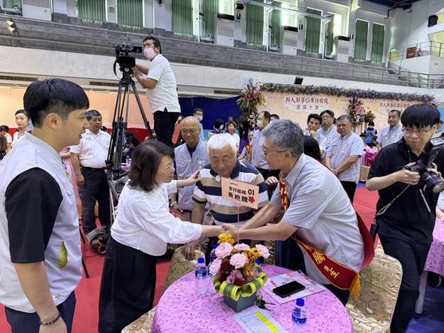 市長與孝行楷模親切交談