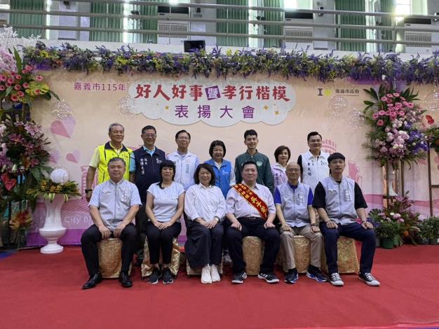 市長黃敏惠與孝行楷模吳子莞家族合影