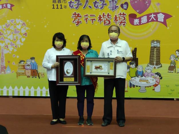6市長及議長頒獎給好人好事代表