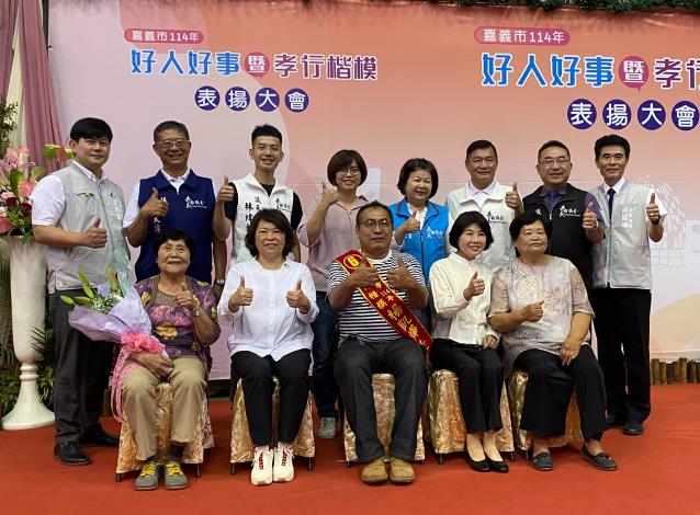 21市長與孝行楷模-楊凱燁先生合照