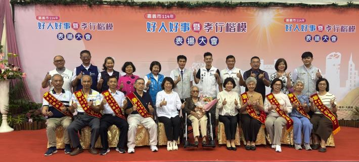 25市長與孝行楷模-劉家子女們合照