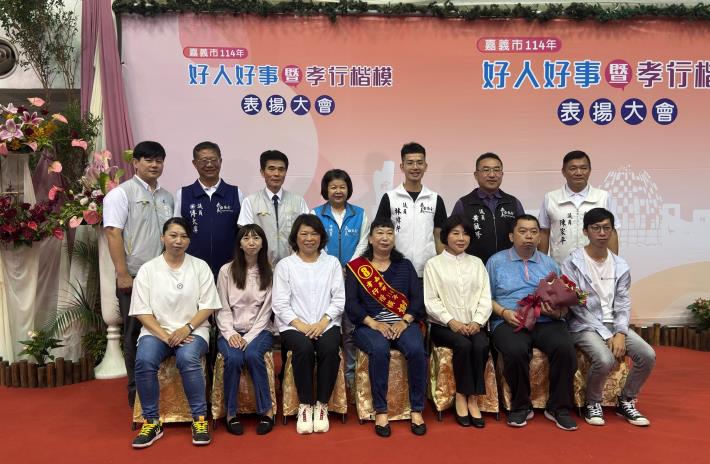 23市長與孝行楷模-謝金蓮女士合照