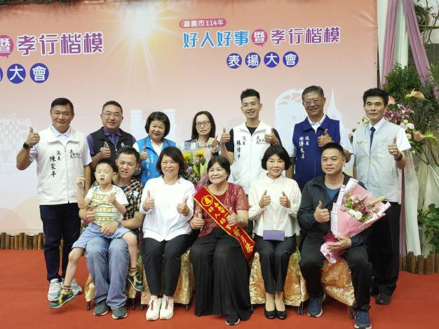 07市長與好人好事代表-蔡月琴女士合照
