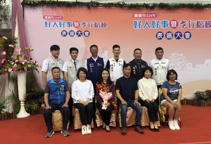 24市長與孝行楷模-張玉玫女士合照