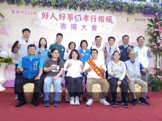 26.市長與孝行代表-張耀文先生合照