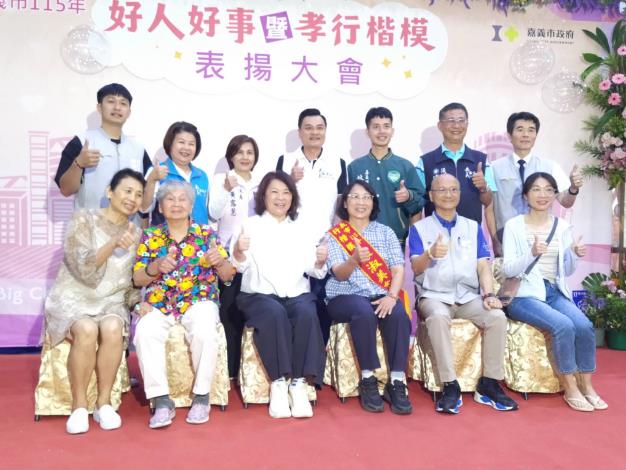 27.市長與孝行代表-陳淑美小姐合照