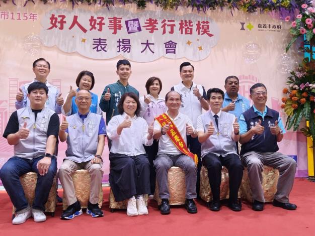 08市長與好人好事代表-孟慶台先生先生合照