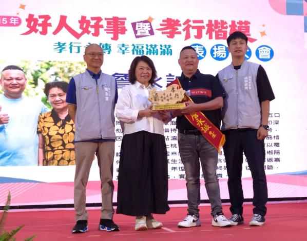 22.市長頒獎給孝行代表-詹永誠先生