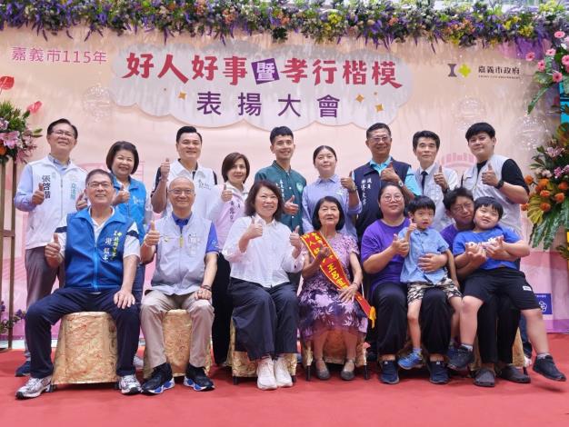 11市長與好人好事代表-王呂宜珊女士合照