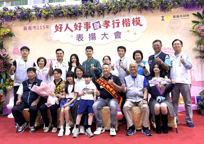 28.市長與孝行代表-詹永誠先生合照