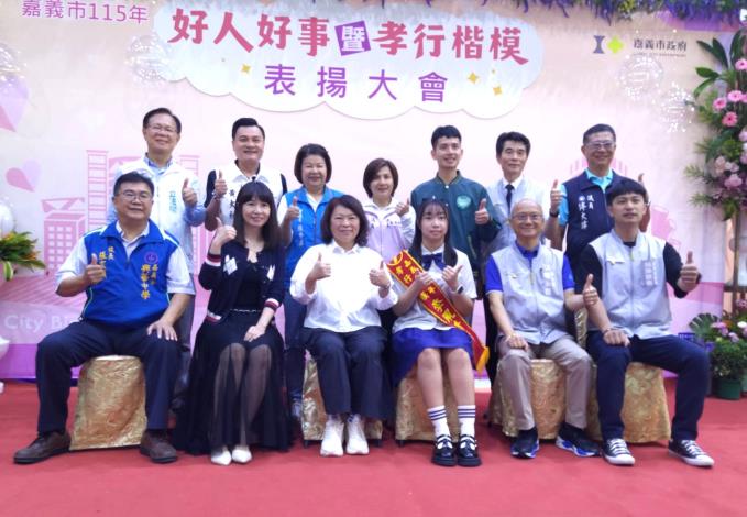 24.市長與孝行代表-李珮晴小姐合照