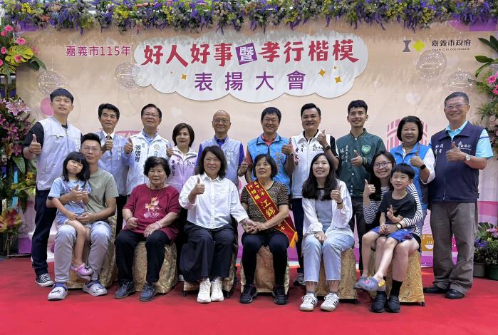 23.市長與孝行代表-江錦美小姐合照