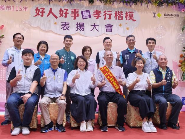 09市長與好人好事代表-周震福先生合照