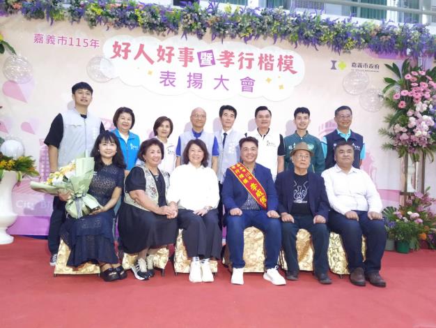 25.市長與孝行代表-李威儒先生合照