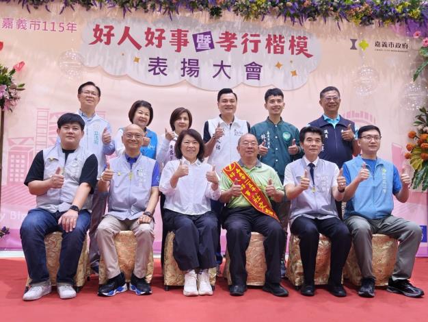 10市長與好人好事代表-莊文益先生合照