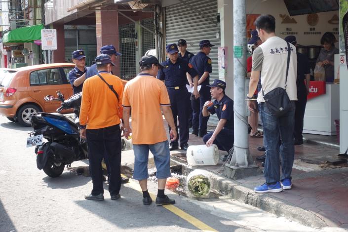 2_市警局結合環保局人員，於民族路與文化路上向店家宣導切勿佔用人行道_190902171514.jpg