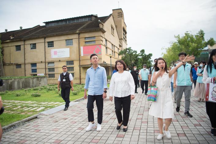 C黃敏惠市長與林智堅市長參觀文創園區2 (8).JPG