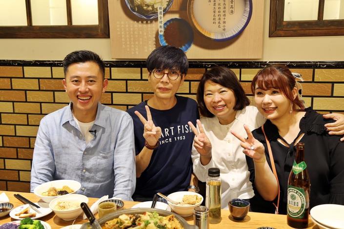 A黃敏惠市長與林智堅市長在林聰明砂鍋魚頭 (8).JPG