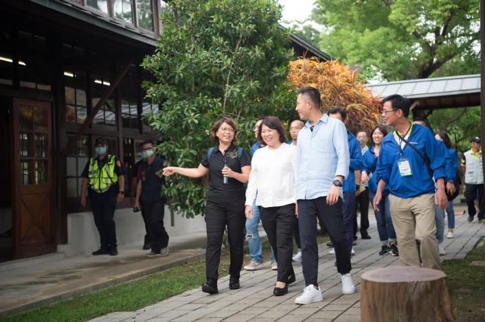 D黃敏惠市長與林智堅市長參觀嘉義製材所 (6).JPG