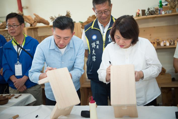 A黃敏惠市長與林智堅市長參觀文創園區 (3).JPG