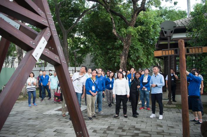 D黃敏惠市長與林智堅市長參觀嘉義製材所 (4).JPG