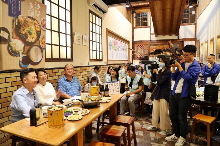 B直播花絮_黃敏惠市長與林智堅市長在林聰明砂鍋魚頭.JPG