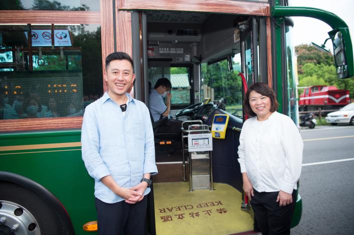 D1黃敏惠市長與林智堅市長與電動公車.JPG