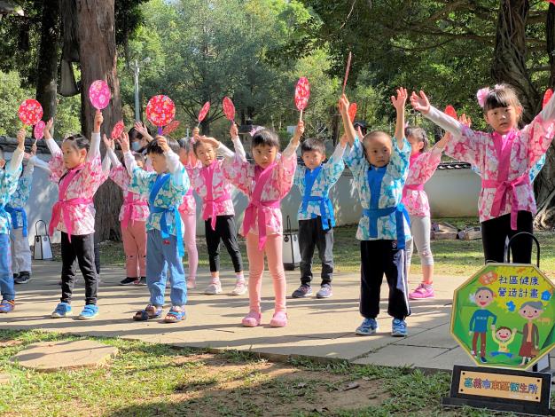 偽出國聖彼得幼兒園表演大合照