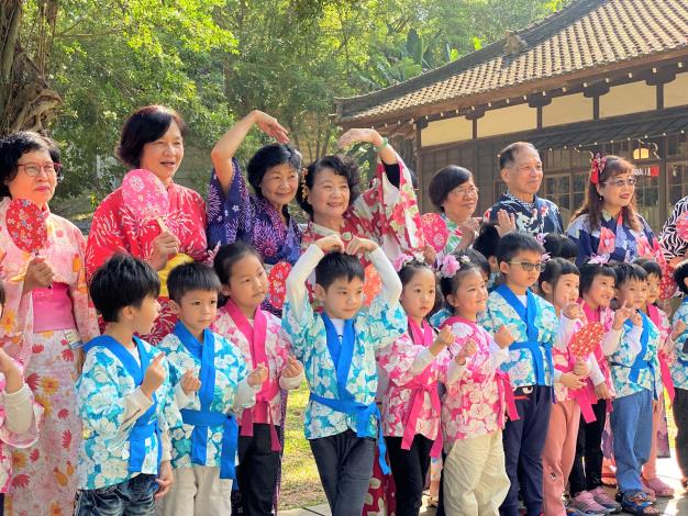 偽出國嘉義史蹟館長輩與小朋友大愛心