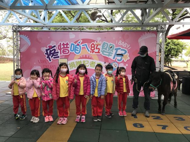 復國幼兒園小朋友與小馬合照