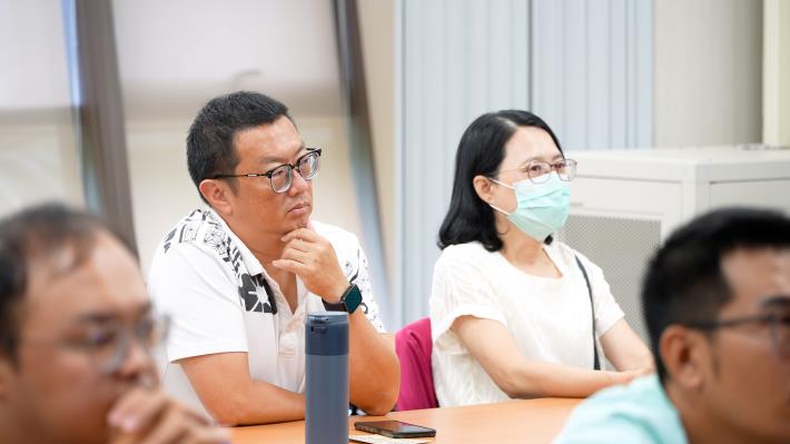 7民眾全神貫注聆聽演講