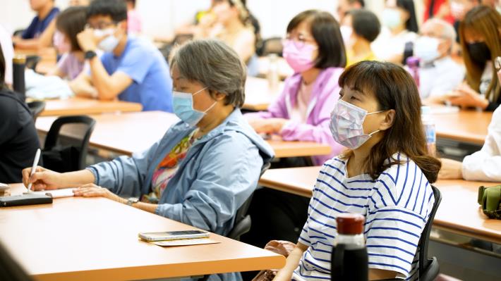 4民眾全神貫注聆聽演講